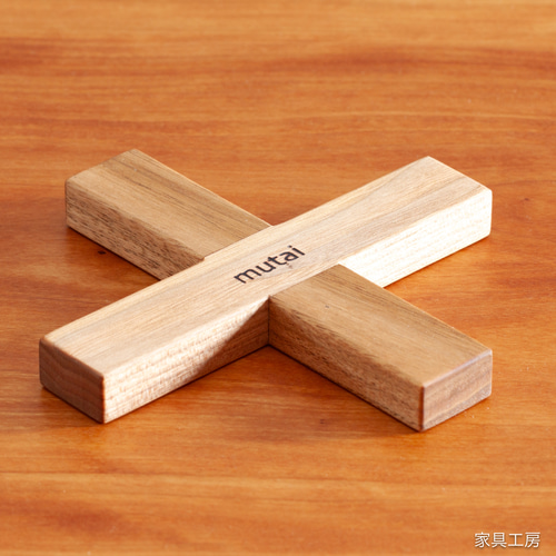ご購入者様決定꒰未使用꒱胡桃鍋敷き 薄茶インテリア雑貨キッチンツール くるみモダンアンティーク クルミの木の鍋敷き 2 鍋敷き 家具工房ムタイ 通販 16663052｜Creema
