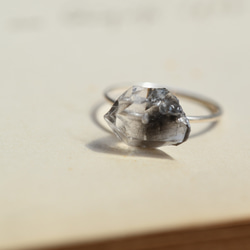 [004 Black Majic Collection] 石英（水晶）礦物寶石戒指中的板鈦礦 第6張的照片