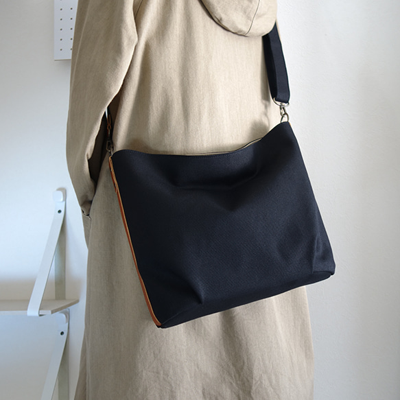 帆布の楕円底2WAYショルダーバッグ　ショート（黒）ハンドル付き 7枚目の画像