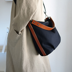 帆布の楕円底2WAYショルダーバッグ　ショート（黒）ハンドル付き 9枚目の画像