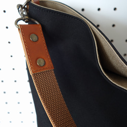 帆布の楕円底2WAYショルダーバッグ　ショート（黒）ハンドル付き 6枚目の画像