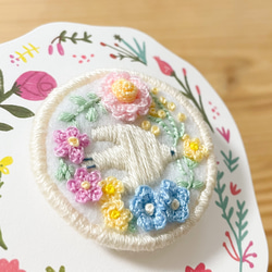 編み物と刺繍のブローチ✤鳥とお花 3枚目の画像