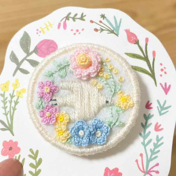 編み物と刺繍のブローチ✤鳥とお花 1枚目の画像