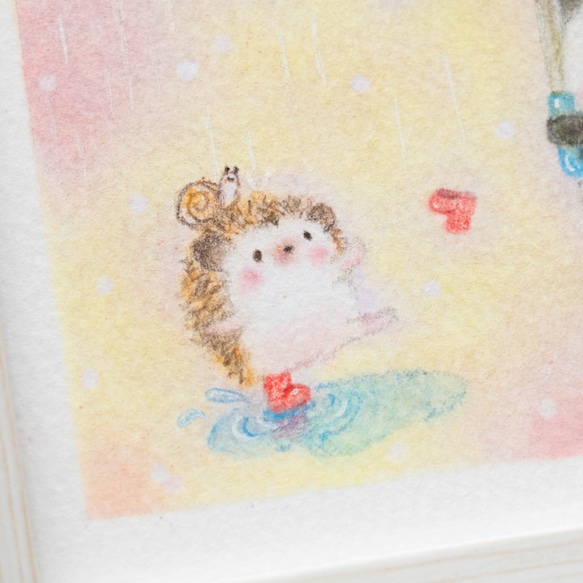 【原画・フレーム付き】「楽しい雨の日」　パステルアート　ハリネズミ　パンダ　カエル　傘　長靴　カタツムリ　かわいい　動物 4枚目の画像