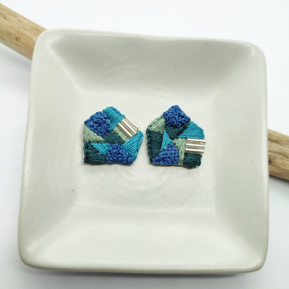 tile  ビーズと刺繍ピアス　Blue mix 2枚目の画像