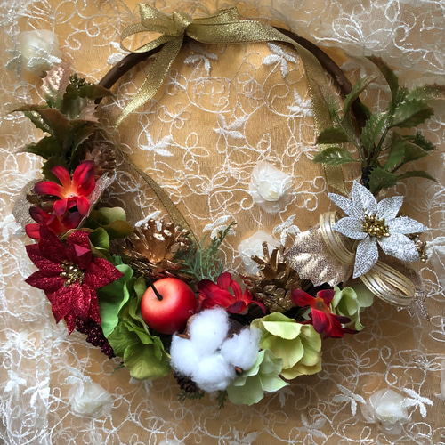 淡いゴールドのポインセチアとクリスマスローズのリース  クリスマスリース 淡いゴールドのポインセチアとクリスマスローズのリース クリスマスリース