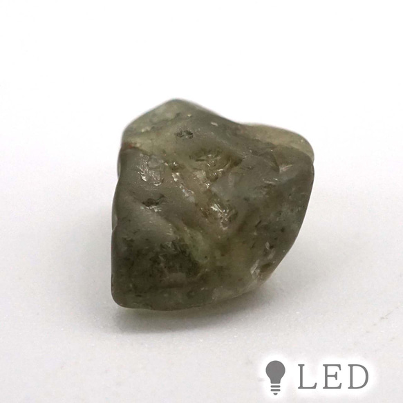 グリーンサファイア　原石　約8×7.6mm 　2.53ct 2枚目の画像
