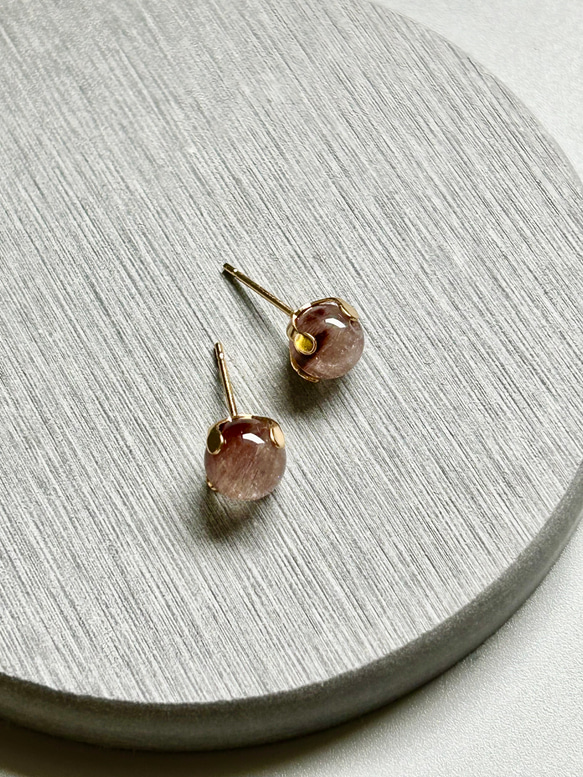 レッドルチルクォーツのピアス ピアス（スタッド・一粒