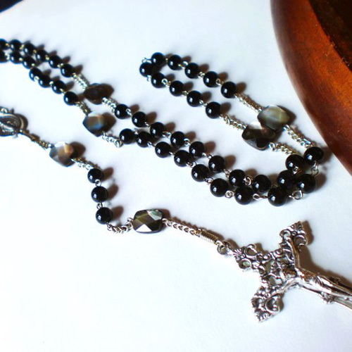 伝統の手編み ロザリオ＊オニキス＆黒蝶貝 不思議のメダイ マリア