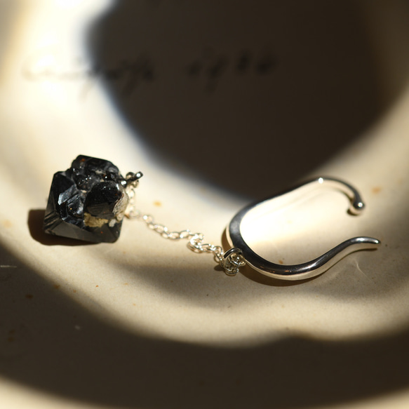 [019 Black Majic Collection] 錫石礦物寶石 SV925 耳夾天然石壓克力 第2張的照片