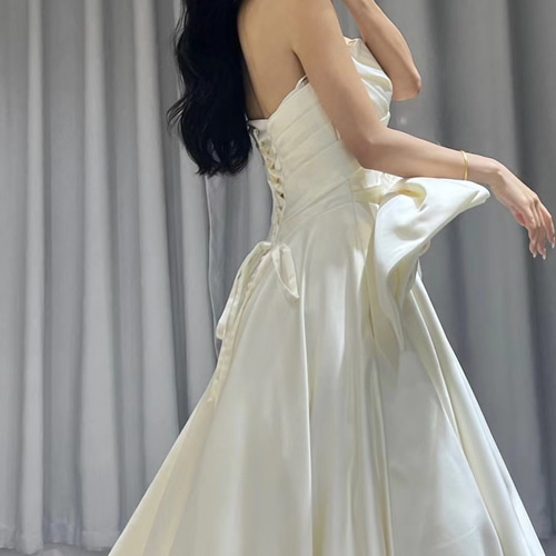 上品 シンプル 光沢サテン ロングトレーン フロントリボン飾り 可愛い  