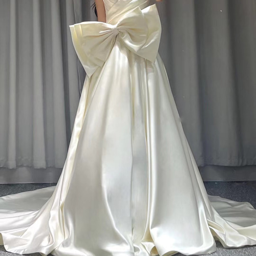 上品 シンプル 光沢サテン ロングトレーン フロントリボン飾り 可愛い  