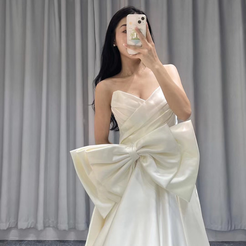 上品 シンプル 光沢サテン ロングトレーン フロントリボン飾り 可愛い  