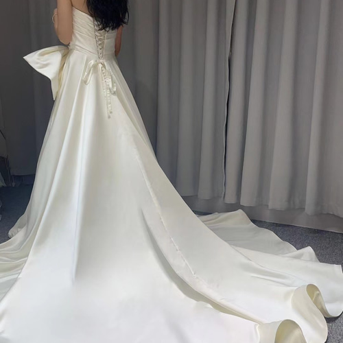 上品 シンプル 光沢サテン ロングトレーン フロントリボン飾り 可愛い  