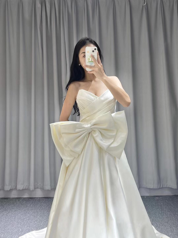 上品 シンプル 光沢サテン ロングトレーン フロントリボン飾り 可愛い  