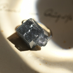 【022 Black Majic Collection】 フローライト 鉱物原石 SV925 イヤーカフ 天然石 アクセ 8枚目の画像