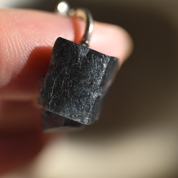 【022 Black Majic Collection】 フローライト 鉱物原石 SV925 イヤーカフ 天然石 アクセ 5枚目の画像