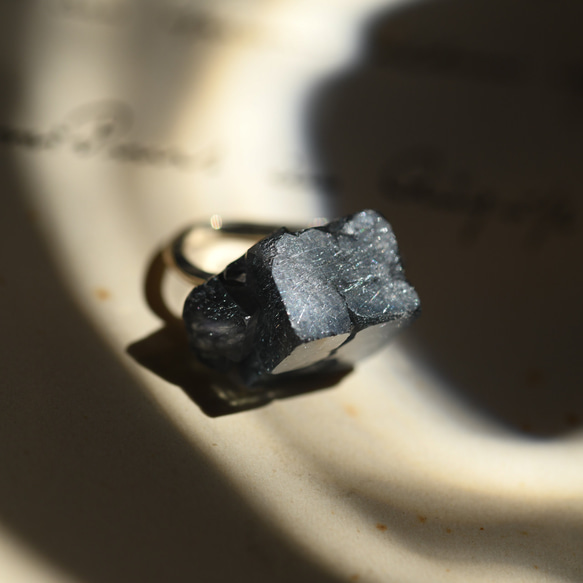 【022 Black Majic Collection】 フローライト 鉱物原石 SV925 イヤーカフ 天然石 アクセ 4枚目の画像