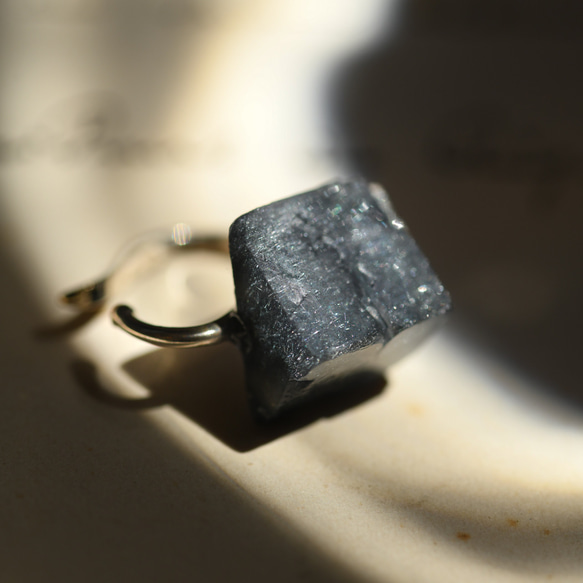 【022 Black Majic Collection】 フローライト 鉱物原石 SV925 イヤーカフ 天然石 アクセ 3枚目の画像