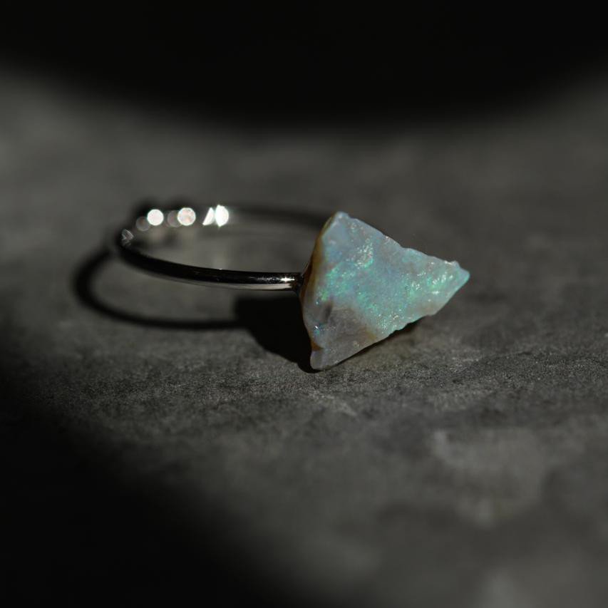 【一点物】 ブラックオパール リング 指輪 フリーサイズ 原石 鉱物 天然石 アクセサリー (No.2426)