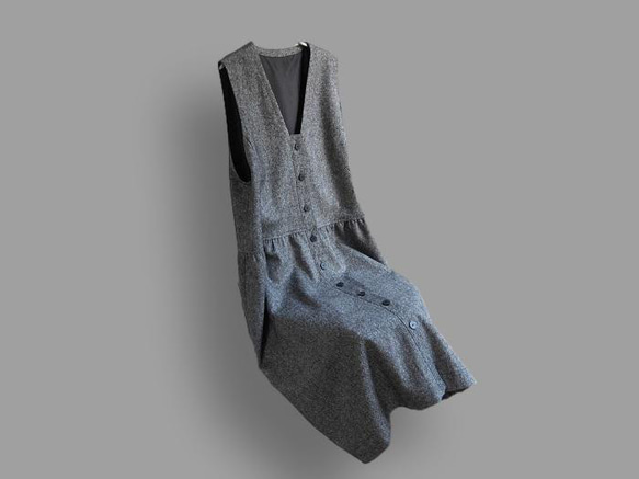 ～Seriesジャンパースカート…伊製ウール100％ツイード・黒×カラーネップ～ 1枚目の画像