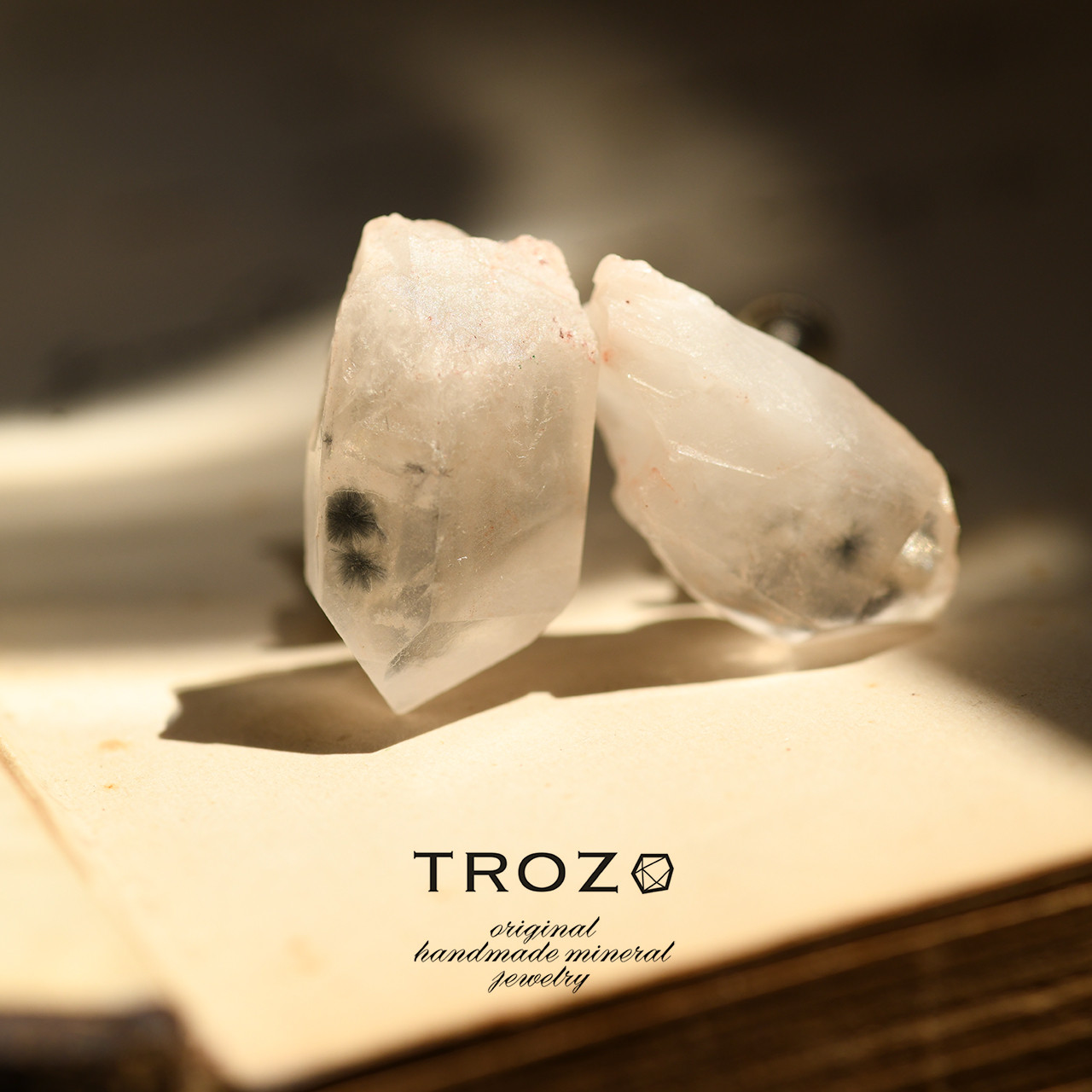 【032 Black Majic Collection】 ホランダイトインクォーツ (水晶) 鉱物原石 イヤリング 天然