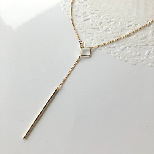 四角が重なる Y字 ネックレス （繊細 女性らしい シンプル Y字