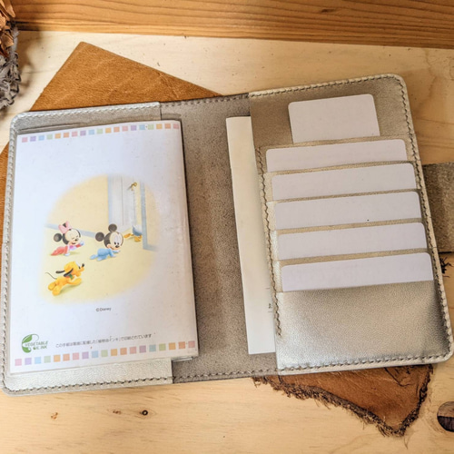 ぐしぐし手縫い＊箔押しハラコとシャンパンゴールドの本革母子手帳ケース・お薬手帳＊ ぐしぐし手縫い＊箔押しハラコとシャンパンゴールドの本革母子手帳