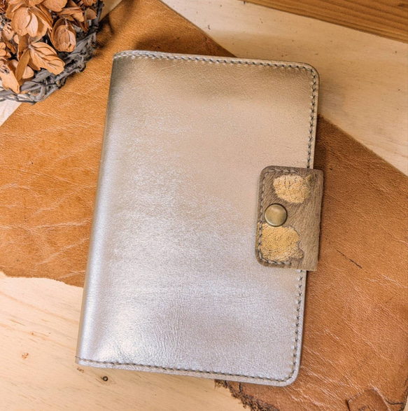 ぐしぐし手縫い＊英字型押しレザーのブックカバー＊ ぐしぐし手縫い＊英字型押しレザーのブックカバー＊ ファッション 時計