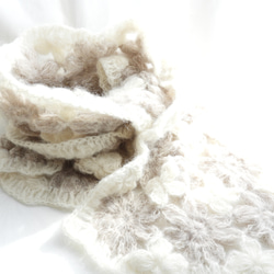 大人可愛いマフラー受注制作　お花モチーフ編み　チクチクしないアルパカ75％薄茶色×オフホワイト 4枚目の画像