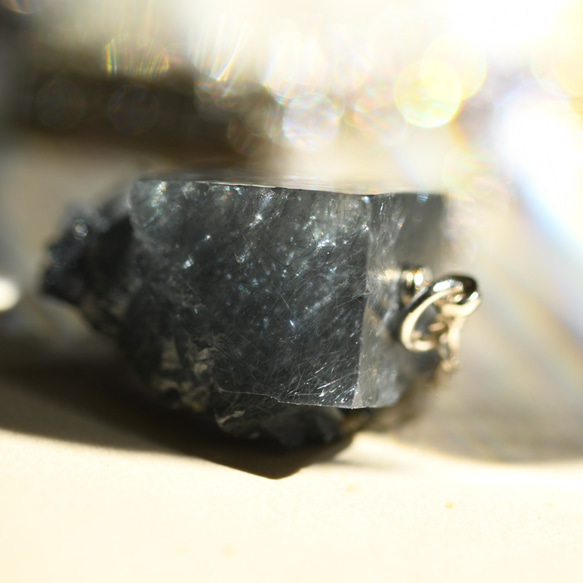 【038 Black Majic Collection】 フローライト 鉱物原石 ネックレス 天然石 アクセサリー 3枚目の画像