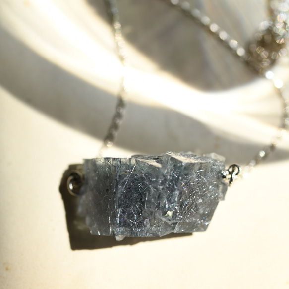 【039 Black Majic Collection】 フローライト 鉱物原石 ネックレス 天然石 アクセサリー 5枚目の画像