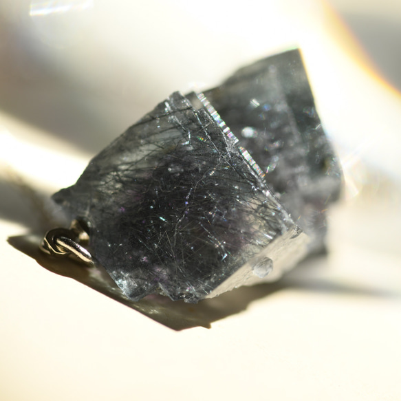 【039 Black Majic Collection】 フローライト 鉱物原石 ネックレス 天然石 アクセサリー 2枚目の画像