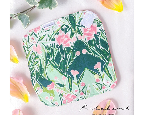 ☆ラスト1点☆布ナプキン〈Sサイズ 茜染め〉╱そよ風に揺れる花々