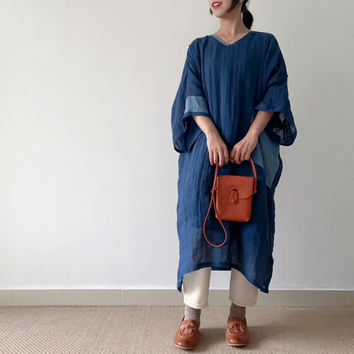 NEW OPEN☆送料無料】藍染め⁂手刺繍⁂Vネックカラー⁂ゆったりめ NEW OPEN☆送料無料】藍染め⁂手刺繍⁂Vネックカラー⁂ゆったりめ