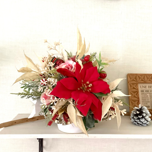 赤と白のポインセチアとりんごのクリスマスアレンジ◇造花◇テーブル