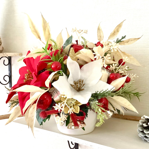 赤と白のポインセチアとりんごのクリスマスアレンジ◇造花