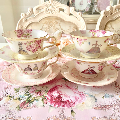 マリーアントワネットのカップアンドソーサー(縁がピンクツィード