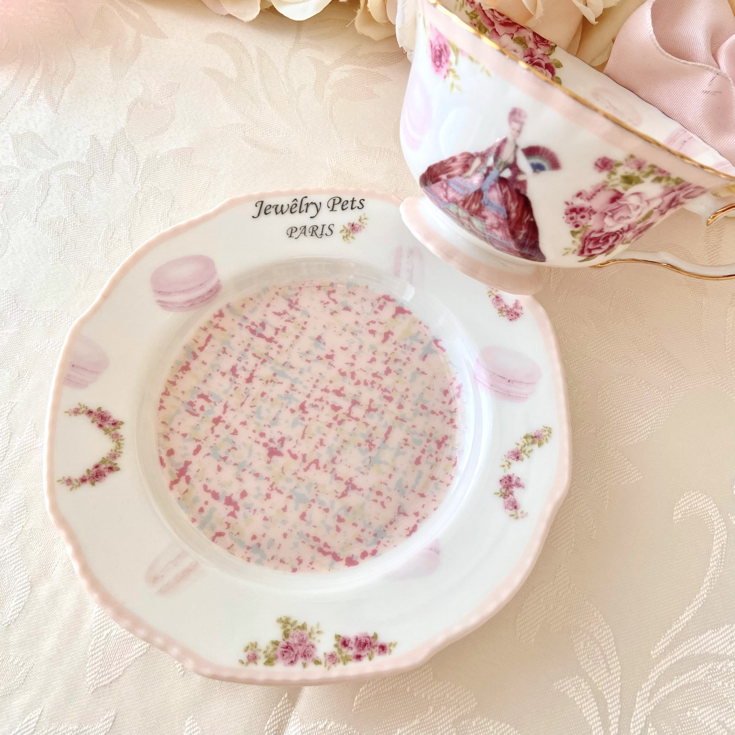 マリーアントワネットのカップアンドソーサー(中央がピンクツィード)