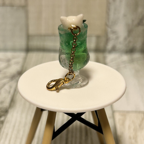 ぐでねこチャン　フェイクスイーツ　キーチェーン　チャーム　クリームソーダ ぐでねこチャン フェイクスイーツ キーチェーン チャーム クリームソーダ