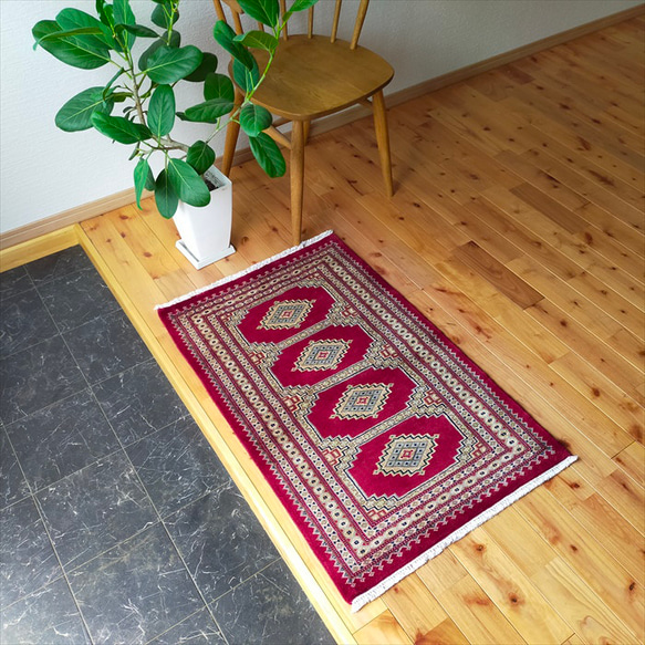 軽くて畳める手織りラグ パキスタン絨毯 玄関マット トライバルラグ 95x62cm 約60×90cm 手織り カーペット 2枚目の画像