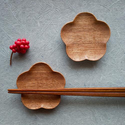【受注製作】木の箸置き皿／カトラリーレスト（梅の花型・くるみ材） 1枚目の画像