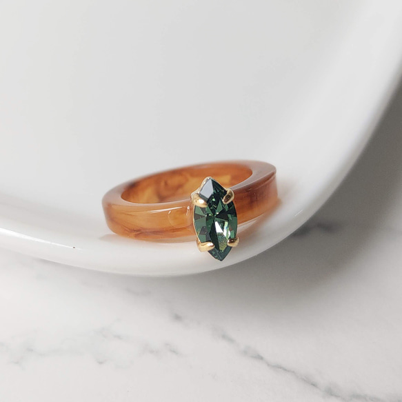 樹脂戒指 - Erinite 綠 x 焦糖棕色 高品質水晶戒指 | 綠色秋季寶石壓克力 第1張的照片