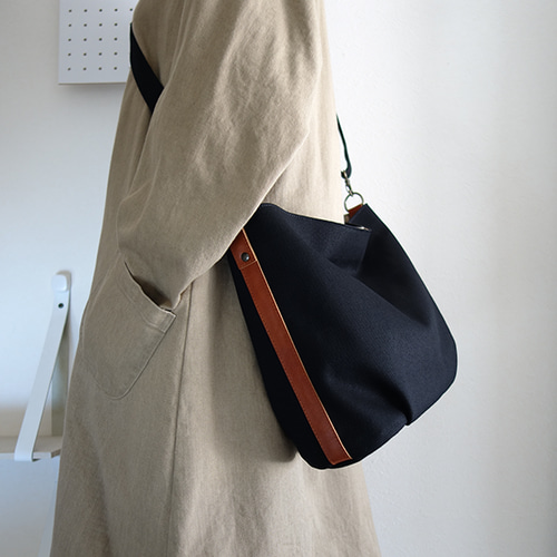 帆布の楕円底ショルダーバッグ ショート（黒） ショルダーバッグ annie