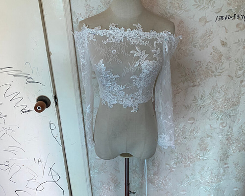 【美品】長袖ウエディングボレロ 結婚式ボレロ ハイネック長袖 前くるみボタン留め 花柄レース P028