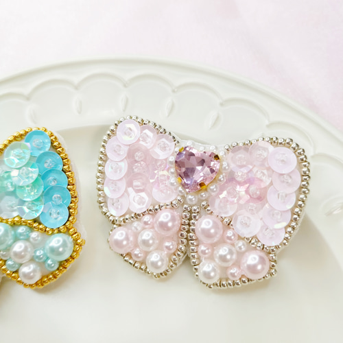 ガーリー♡】きらきらリボン ビーズ刺繍 ﾊﾞｯｸﾞﾁｬｰﾑ(全2色