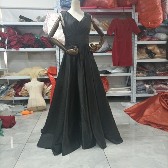 高品質！黒いサテンロングワンピース クラシカル エレガント 二次会/拳  