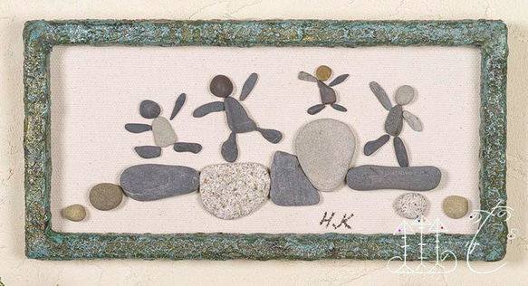 小石アートの物語（仲良しこよし）　フレーム付き　壁の装飾 　ペブルアート 　小石アート　２０ 2枚目の画像