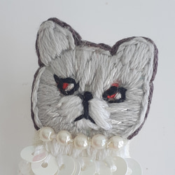 ビーズをまとった刺繍猫ピンブローチ(小) 6枚目の画像