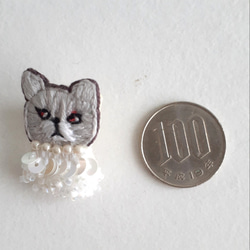 ビーズをまとった刺繍猫ピンブローチ(小) 10枚目の画像